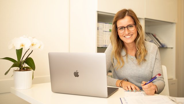 Apothekerin vor dem Laptop