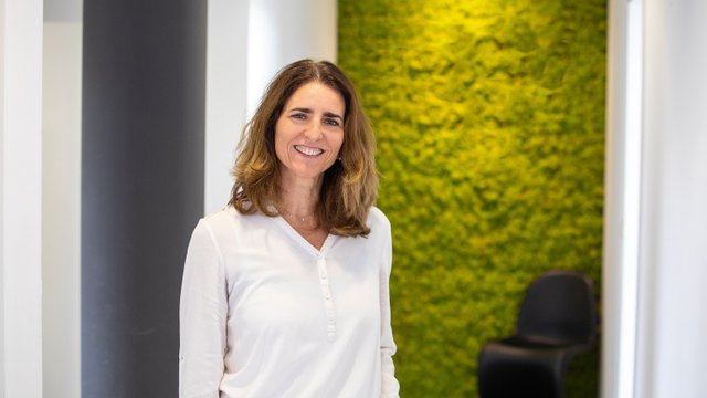 Kaufmann:frau im E-Commerce