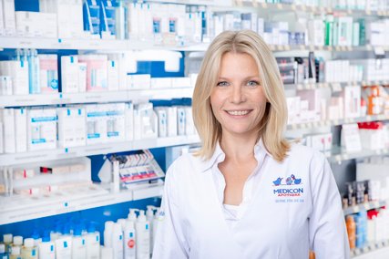 Apothekerin vor Kosmetikregal